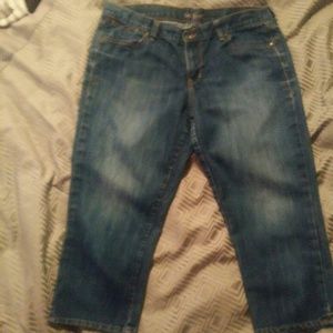 Mid rise blue jean capris by The Flirt